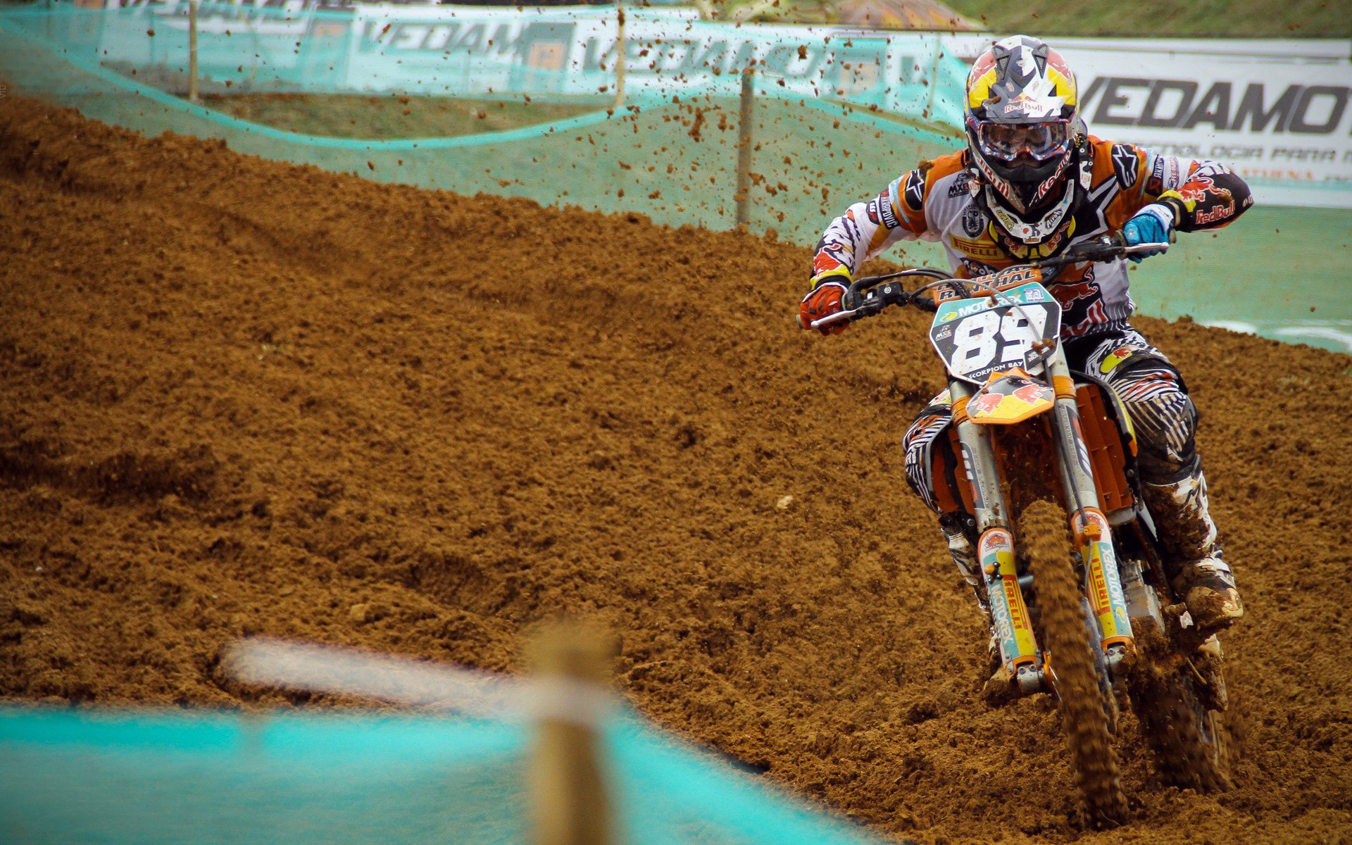 米兰体育官方下载-14场造12球！巴萨3-1完胜，拉什福德再进球，当选西甲官方最佳，巴萨后腰引援